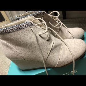Maurices Lace Up wedged booties